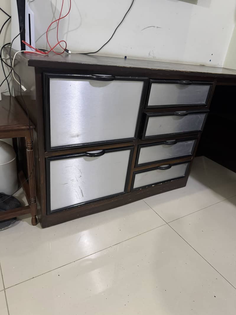 2 single beds + working table 7