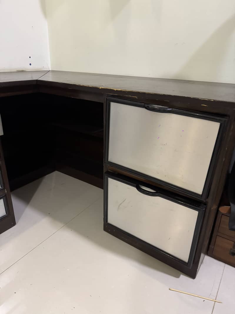 2 single beds + working table 8