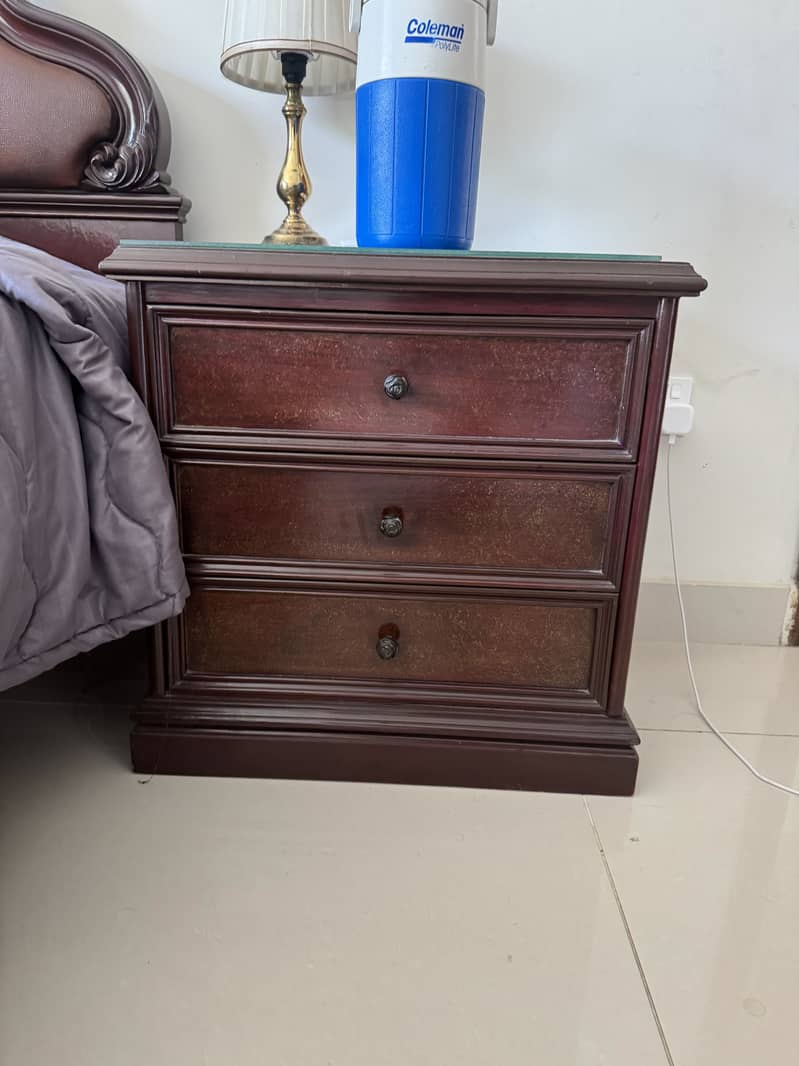 2 single beds + working table 9