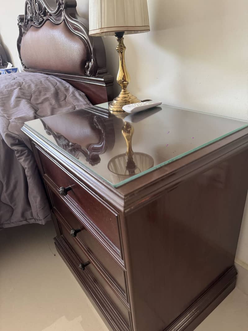 2 single beds + working table 11