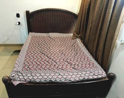 queen sized back poshish Bed