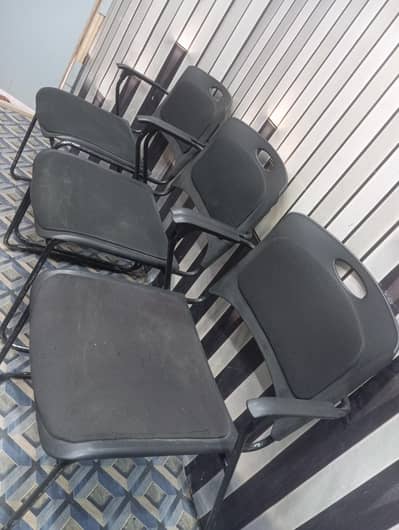 4 chairs bilkul saf hein
