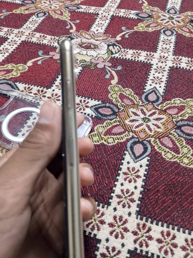iphone 11 pro max 4