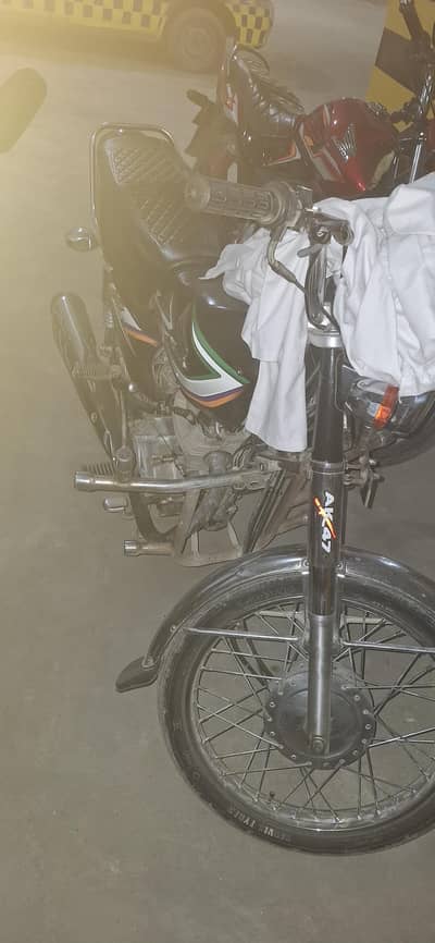 125 cc hinda bike black clour