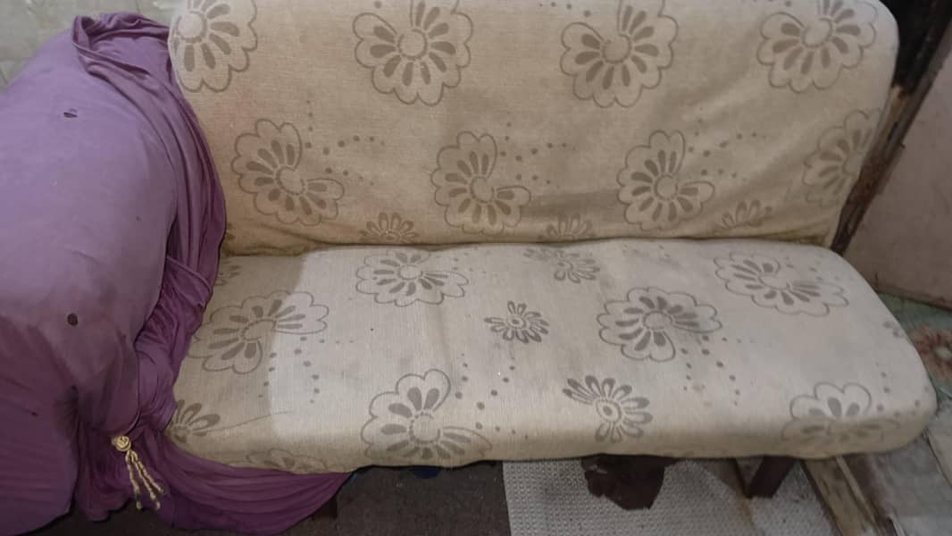 bolan sofa seats 4