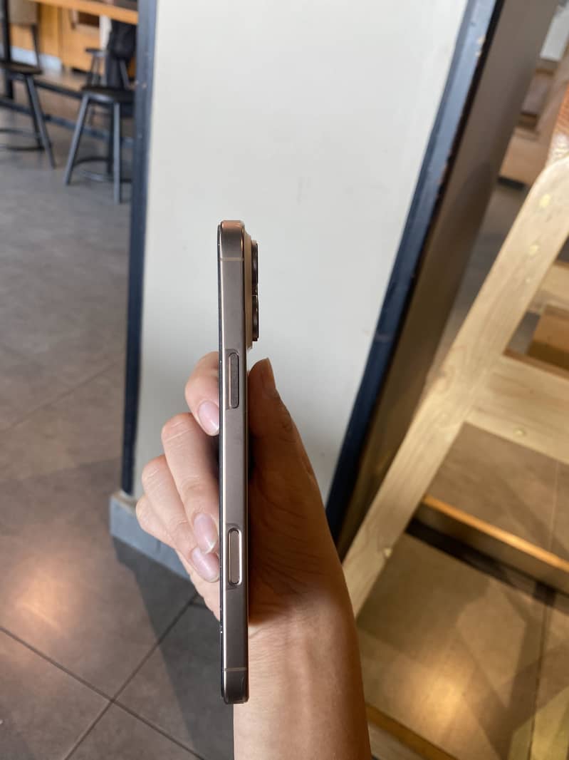 iPhone 16 pro max 4