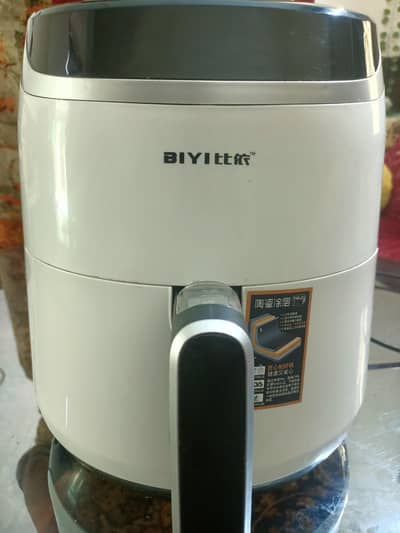 BRAND NEW CONDITION AIR FRYER ONLY TWICE USED.