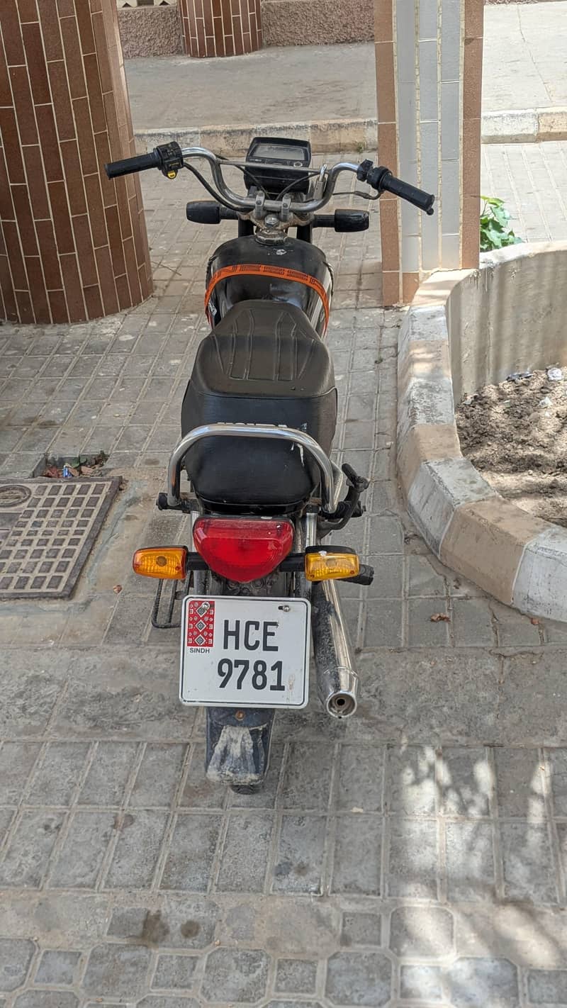 بہت ہی مناسب قیمت پر اور بہترین حالت میں ہے ۔ چلنے میں بہت کونفارٹیبل 1