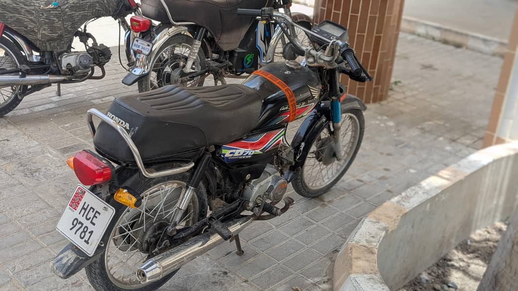 بہت ہی مناسب قیمت پر اور بہترین حالت میں ہے ۔ چلنے میں بہت کونفارٹیبل 2