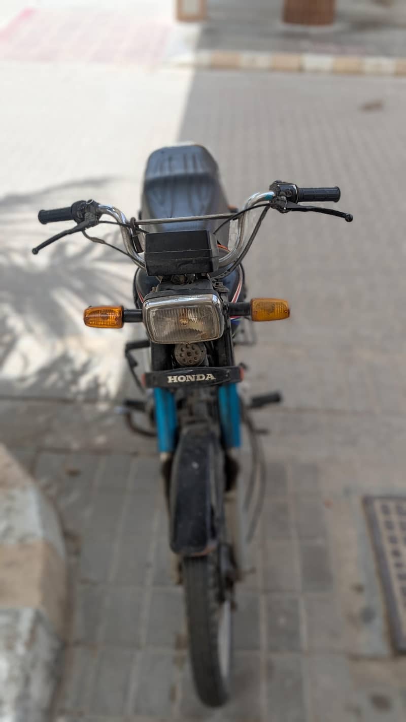 بہت ہی مناسب قیمت پر اور بہترین حالت میں ہے ۔ چلنے میں بہت کونفارٹیبل 4