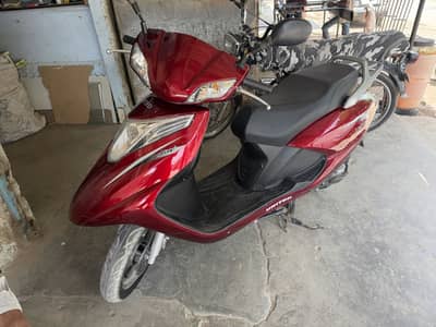 United UD-100 petrol scooty