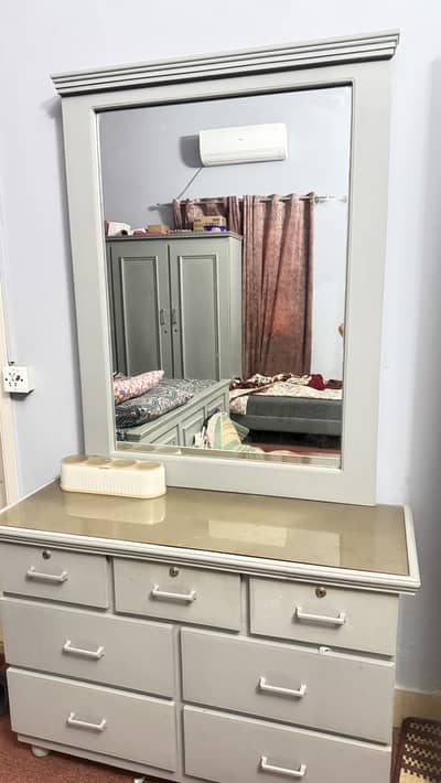 Complete bed set furniture just 6 month used