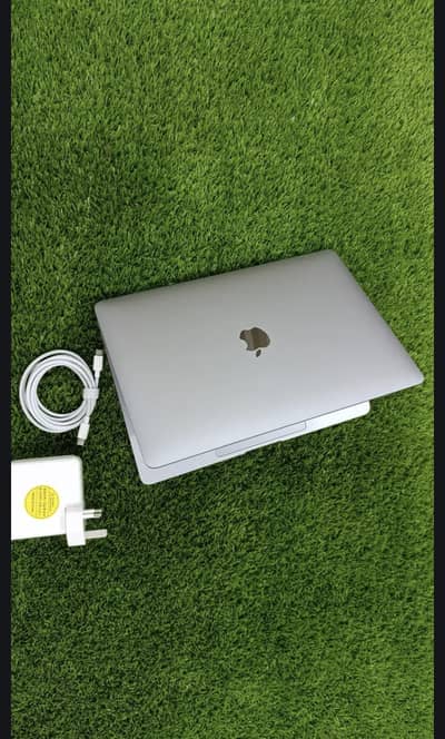 macbook air 2021 (10th gen) 8gb/256ssd - tuch ID and retina display
