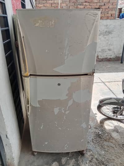Dawlance fridge medium size
