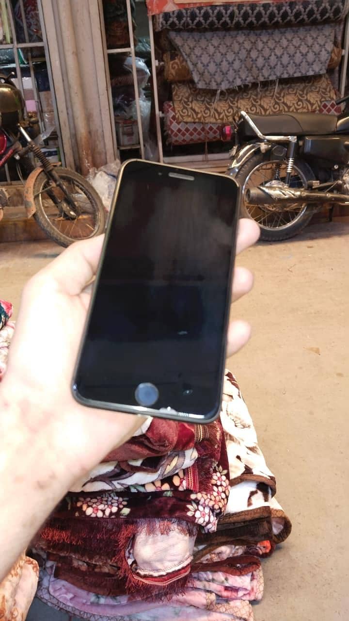 Apple iPhone 8 Plus 1
