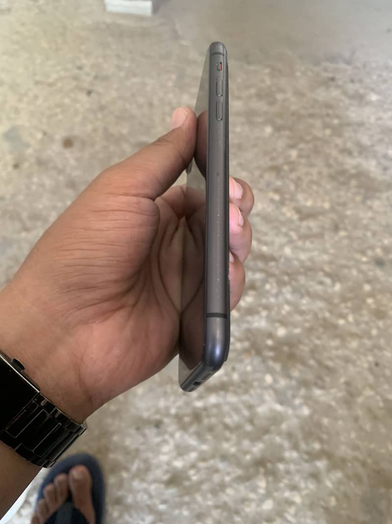iPhone 11 4