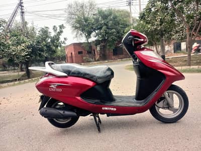 United scooty 100 CC petrol 2022 end model totally new scooty 2500 km