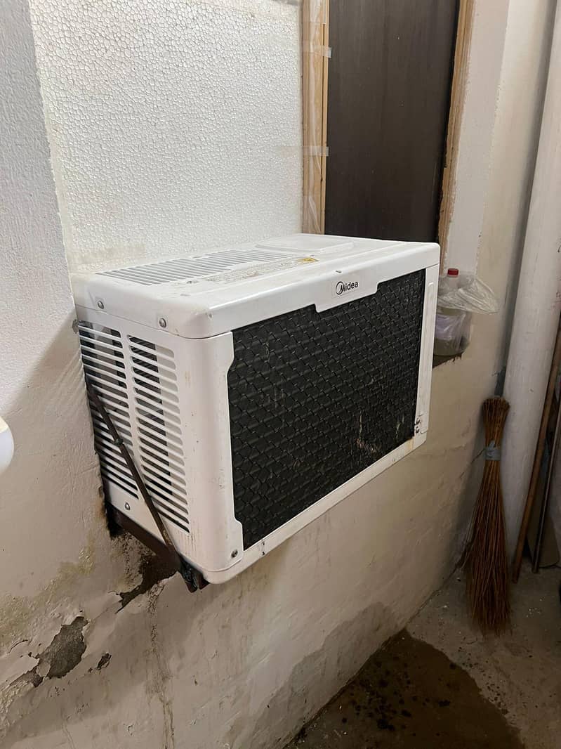 window AC 1
