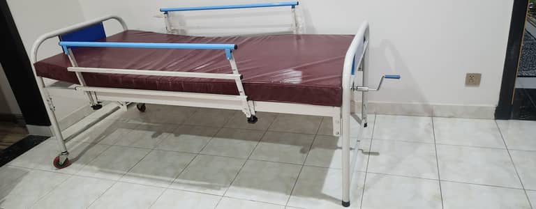 Manual bed with sides and mattress