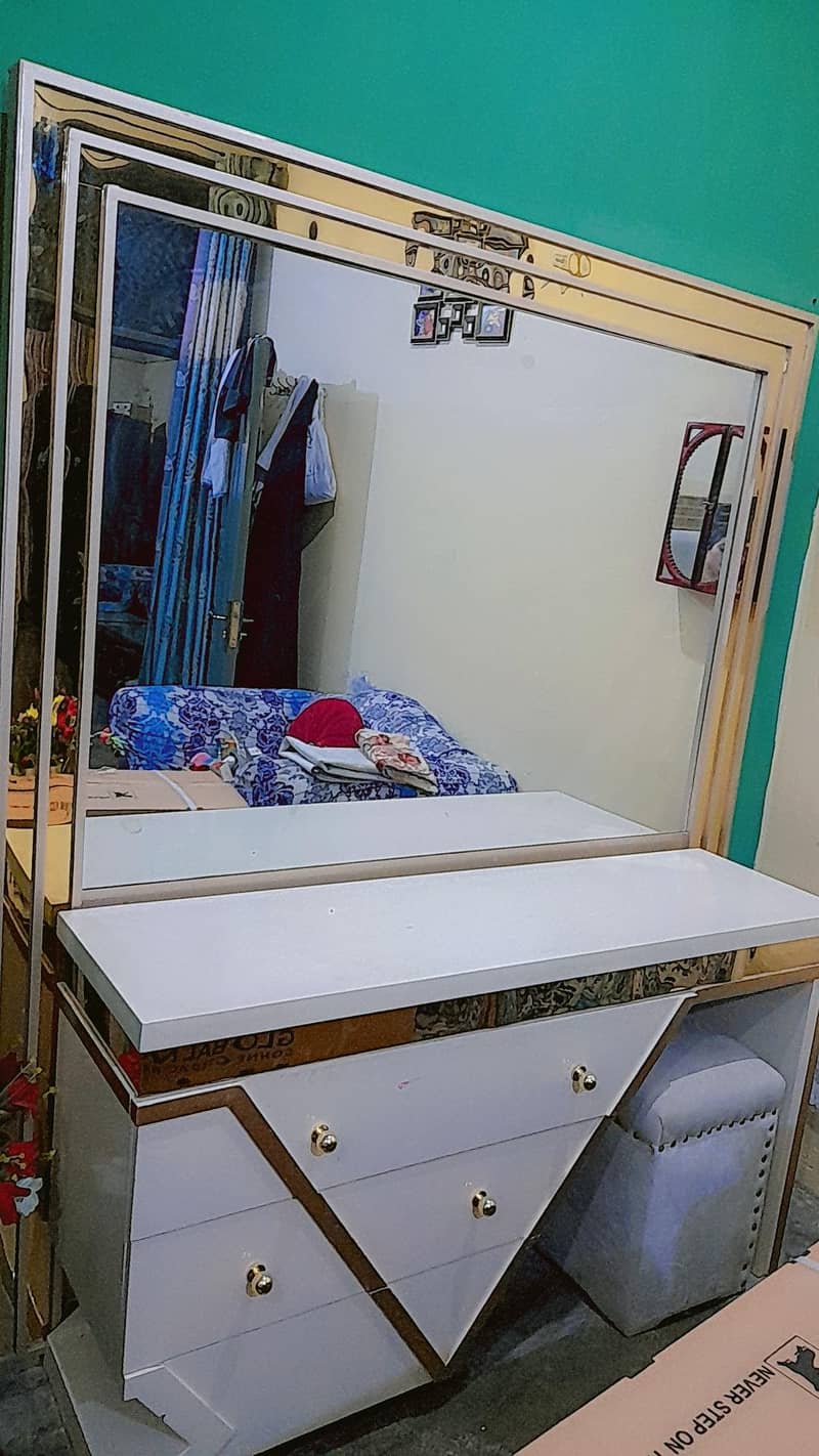 Bed set and dressing table 0