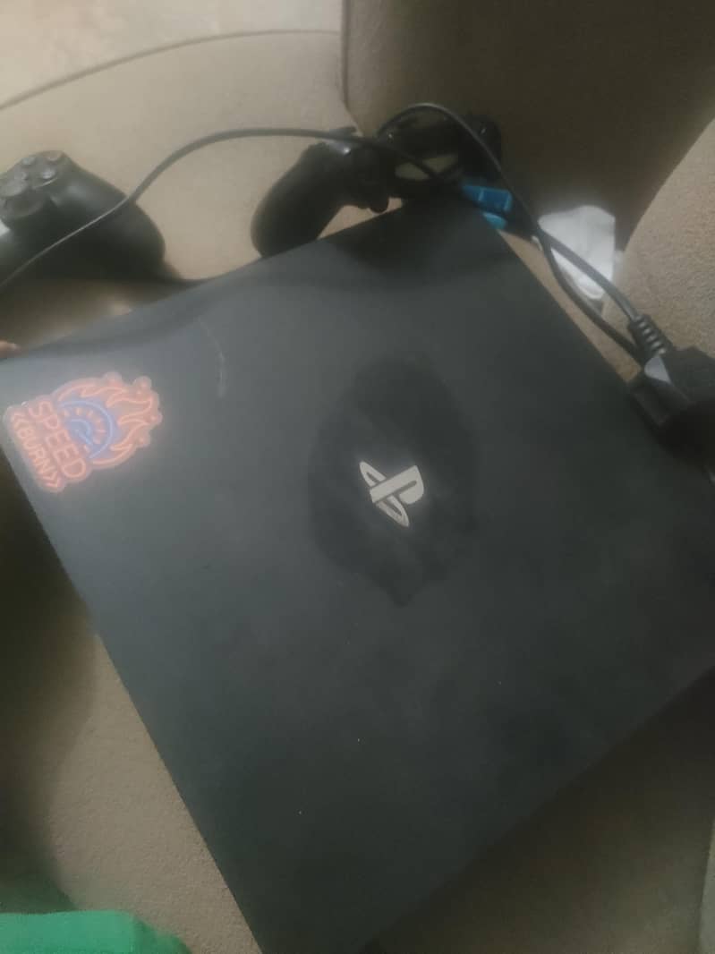 Ps4 pro 3 controller with 2 games 1