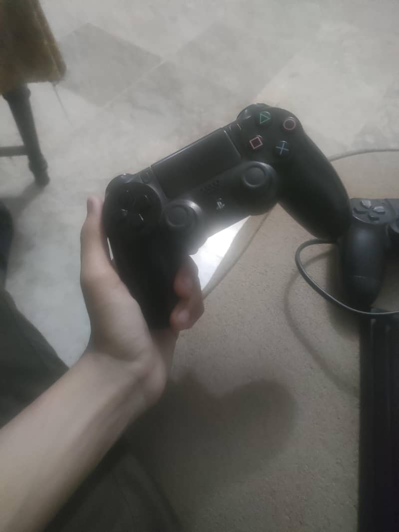 Ps4 pro 3 controller with 2 games 2