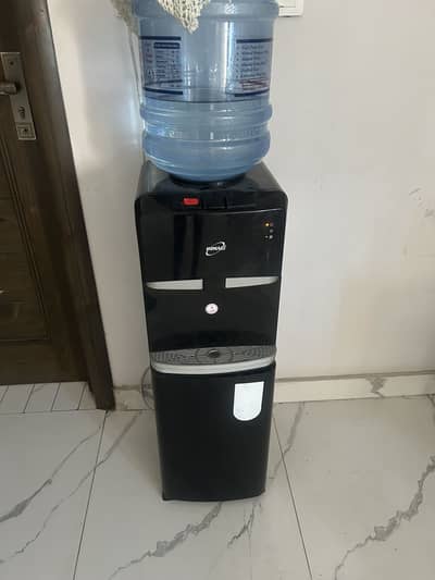 Homage dispenser