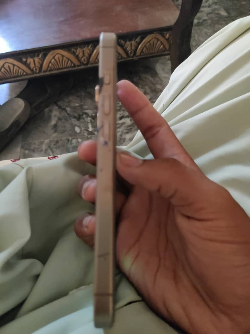 iPhone 16 Pro 2