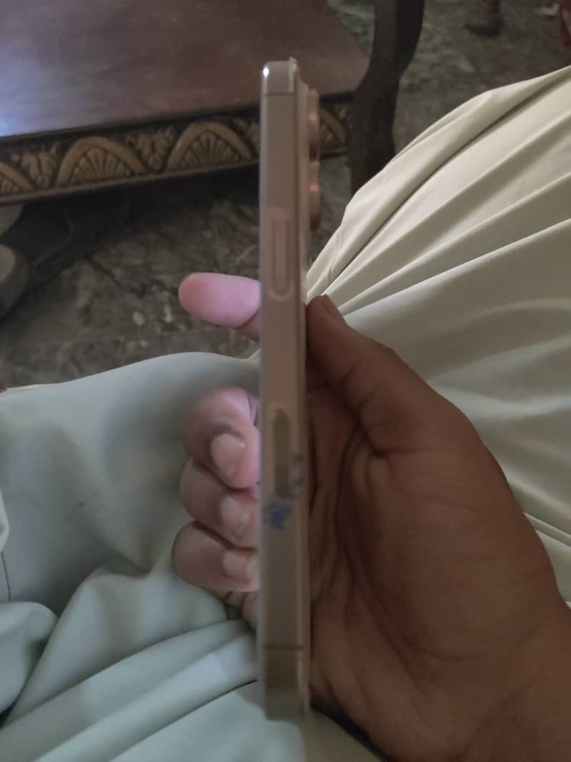 iPhone 16 Pro 3