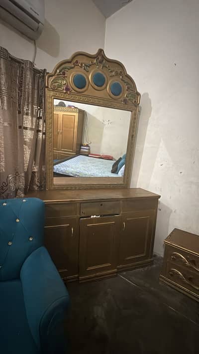 Used Furniture for Sale – Bed, Sofa, Cupboard & Showcase