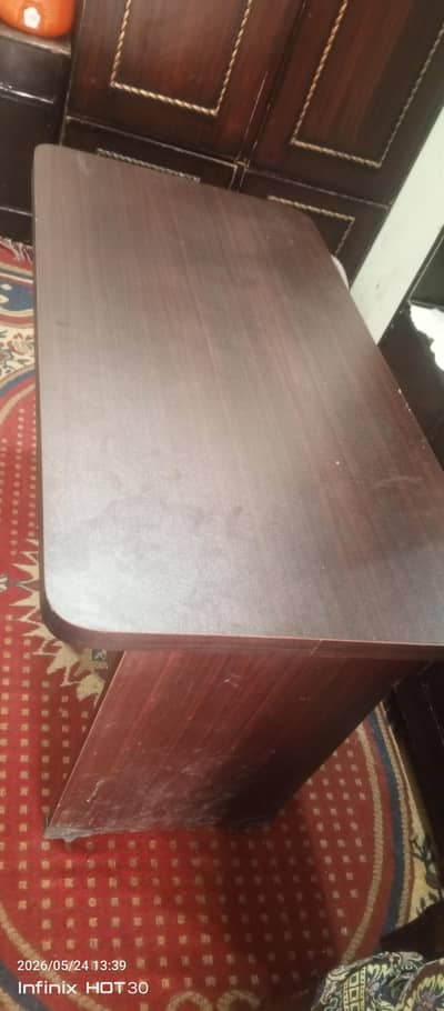 urgent sale iron table 2 month use 12 hazr