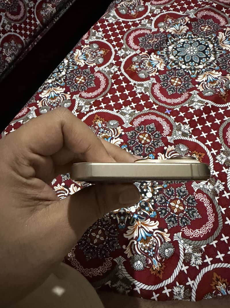 iPhone 16 pro max 4