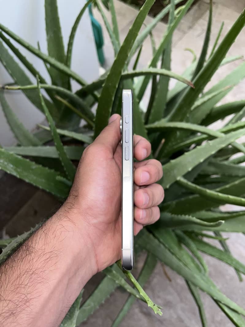 Apple iPhone 15 Pro 2