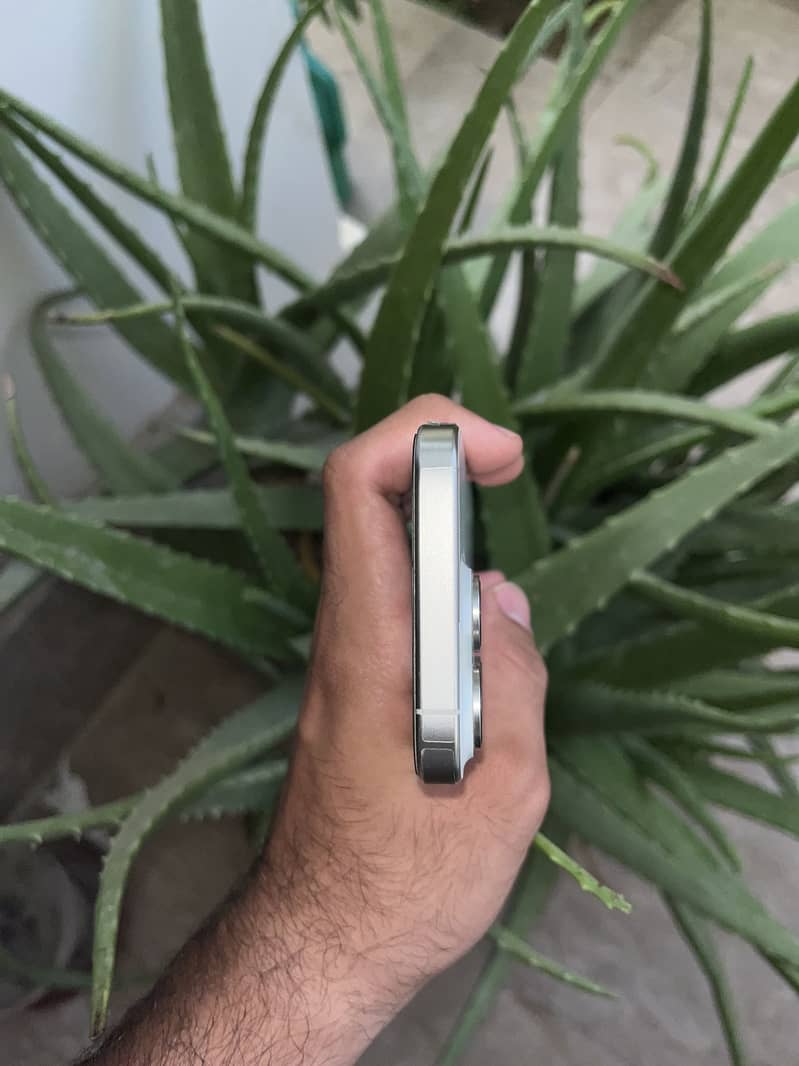 Apple iPhone 15 Pro 4