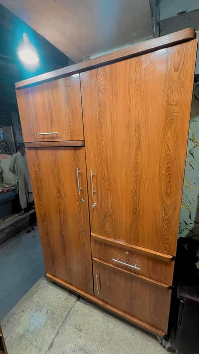 Stylish 4×6 Wardrobe with Locker & Foldable Shelves | Premium Design
