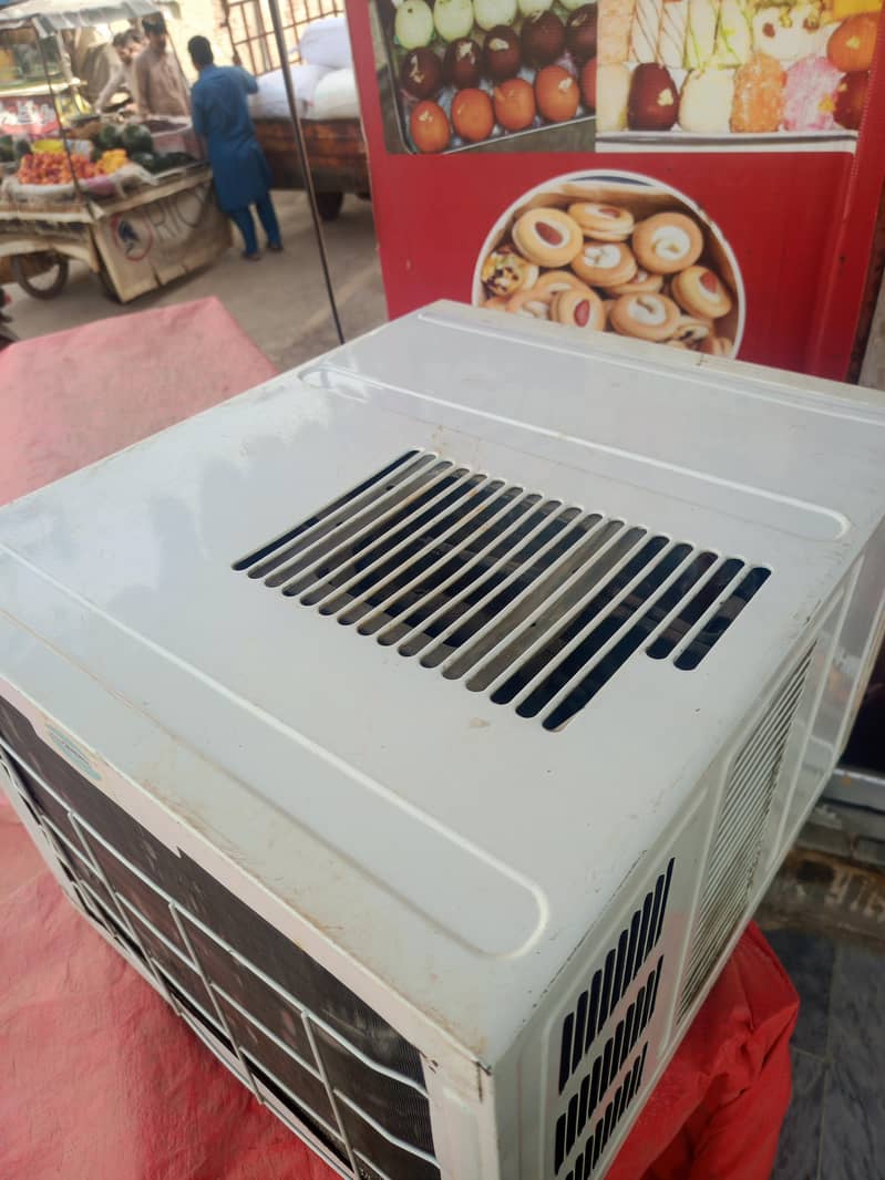 window AC 3