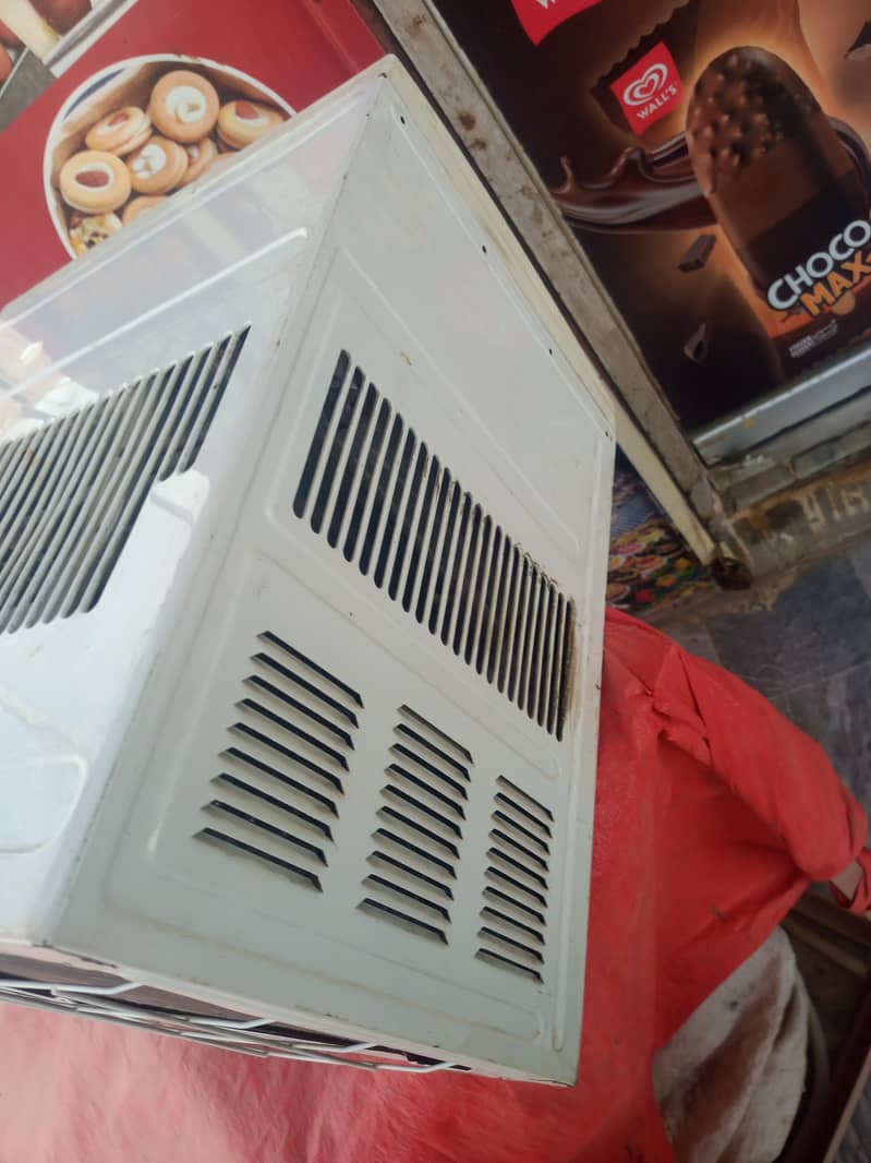 window AC 4