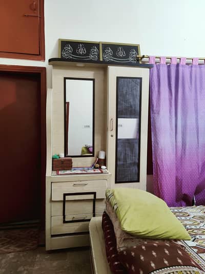 king bed with 2 side table and dressing