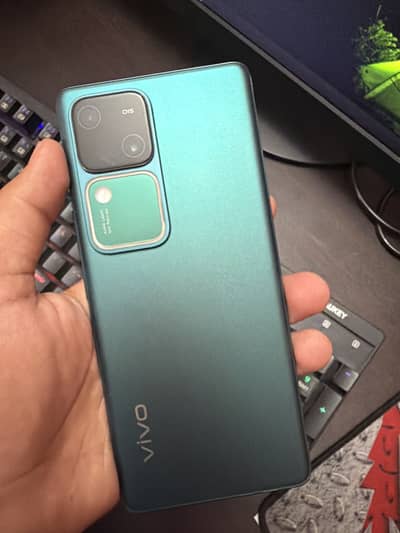 Vivo v30 box pack condition 10/10    12\256