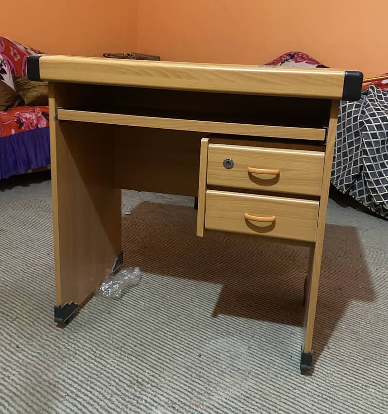 Computer table 0