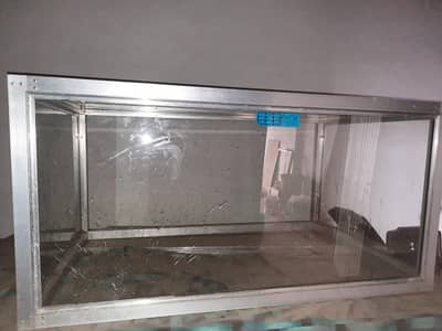 المونیم اور شیشے سے تیار کردہ فریم فور سیل ہے