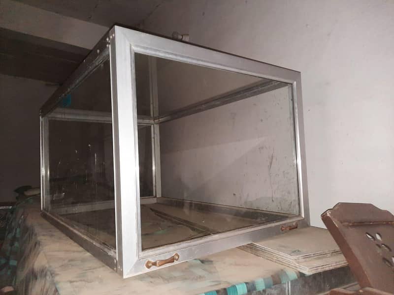 المونیم اور شیشے سے تیار کردہ فریم فور سیل ہے 4