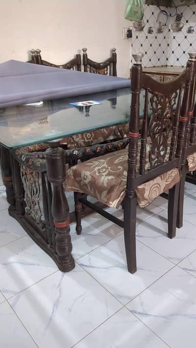 dinning table lush condition