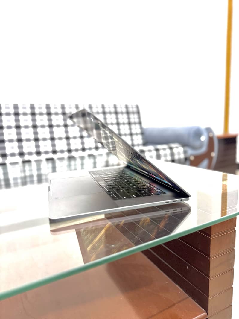 MacBook Pro 2018-i9  32/1 Tb 4