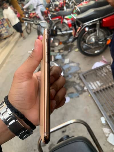 I phone 11 pro max 64 gb face id disturb baki all okay mobiel battery