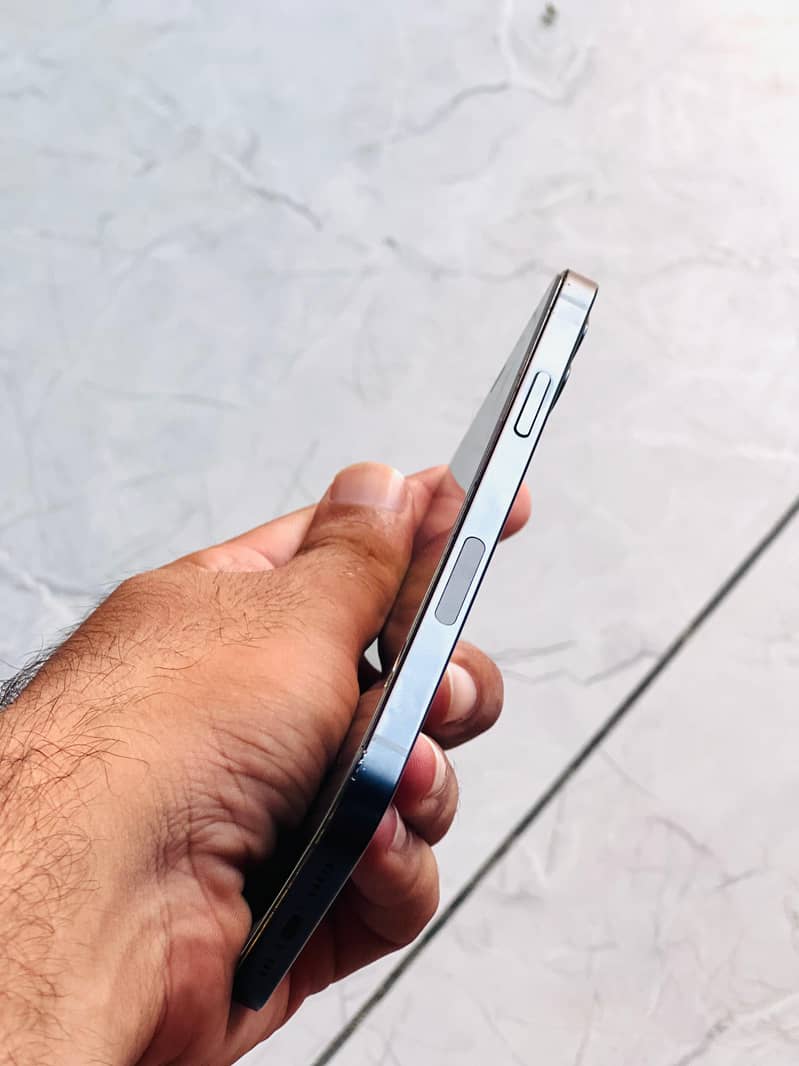 Apple iPhone 12 3