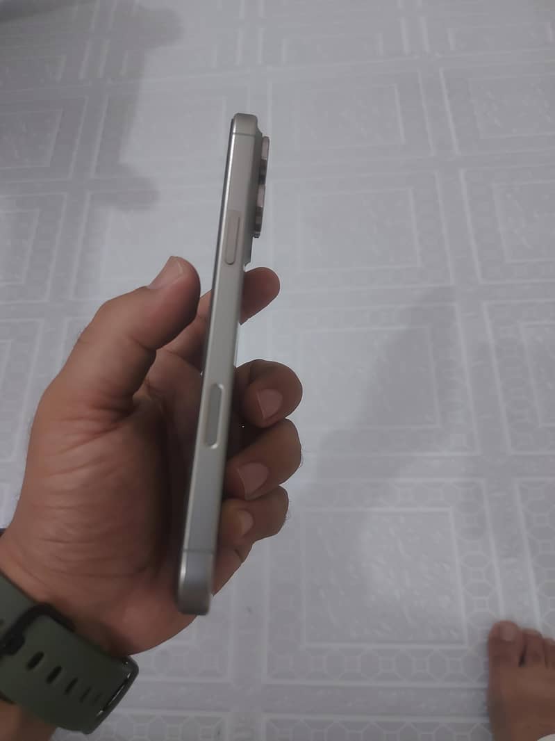 Iphone 16 pro max Desrt Titanium, 3