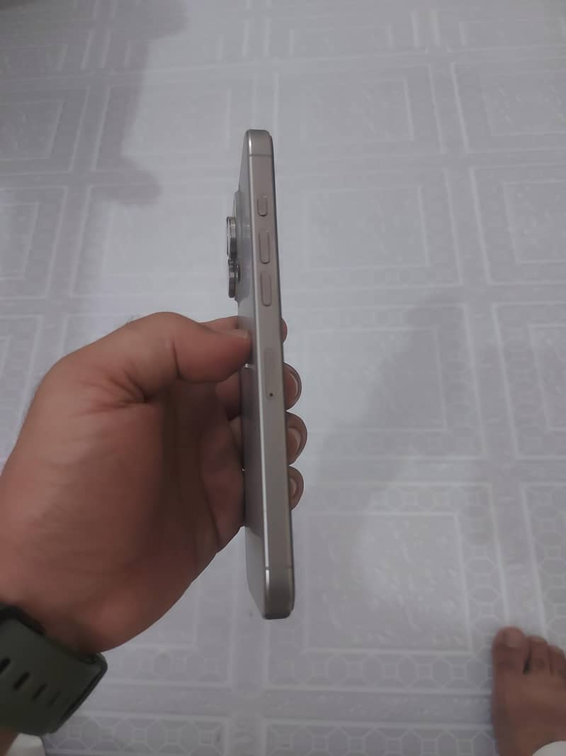 Iphone 16 pro max Desrt Titanium, 4