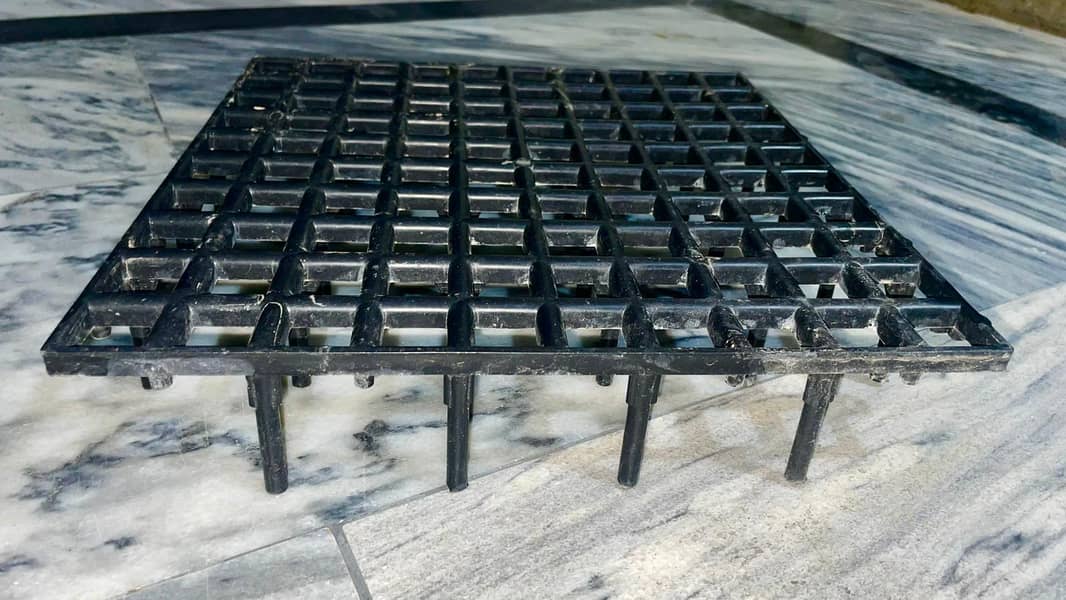 plastic floor. plastic pallets 0