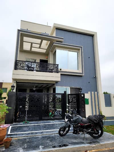 I SELL 5 MARLA SLIGHTLY USED HOUSE IN BAHRIA ORCHARD LAHORE. PHASE 2 G-BLOCK. THE FINAL PRICE IS 150 LAVS FINAL